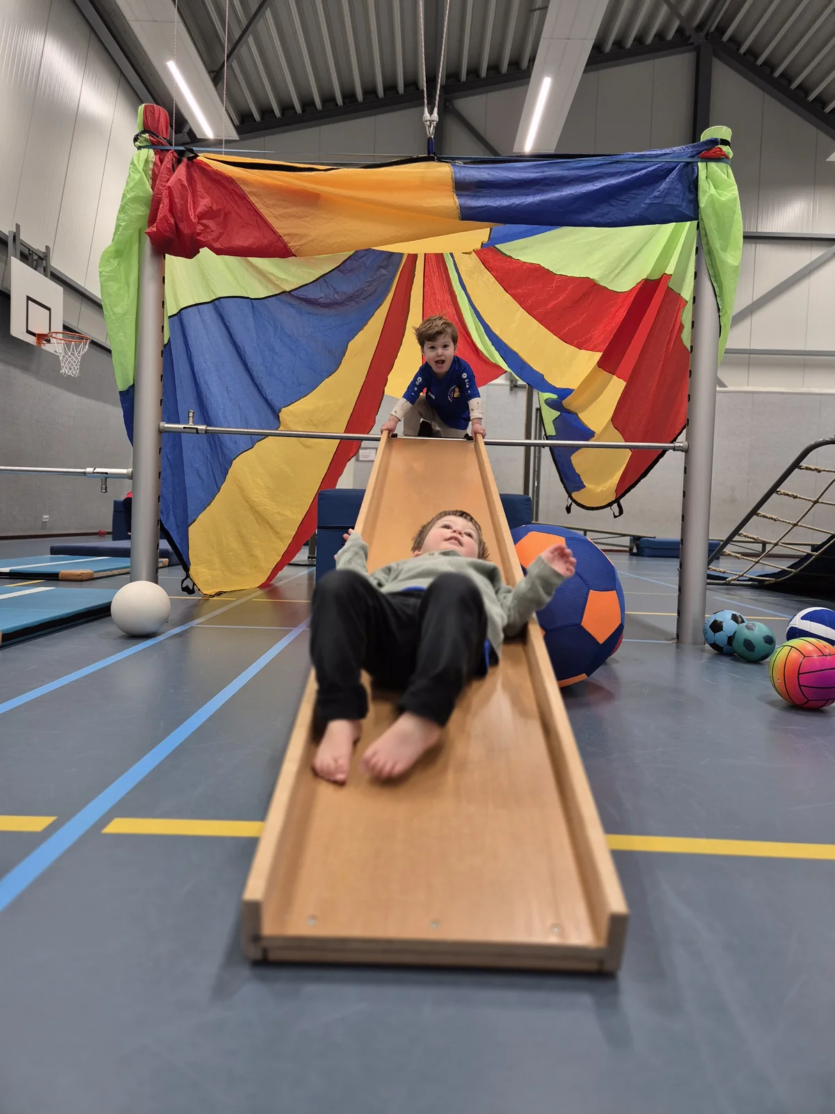 Kinderen die samen spelen en nieuwe uitdagingen ontdekken