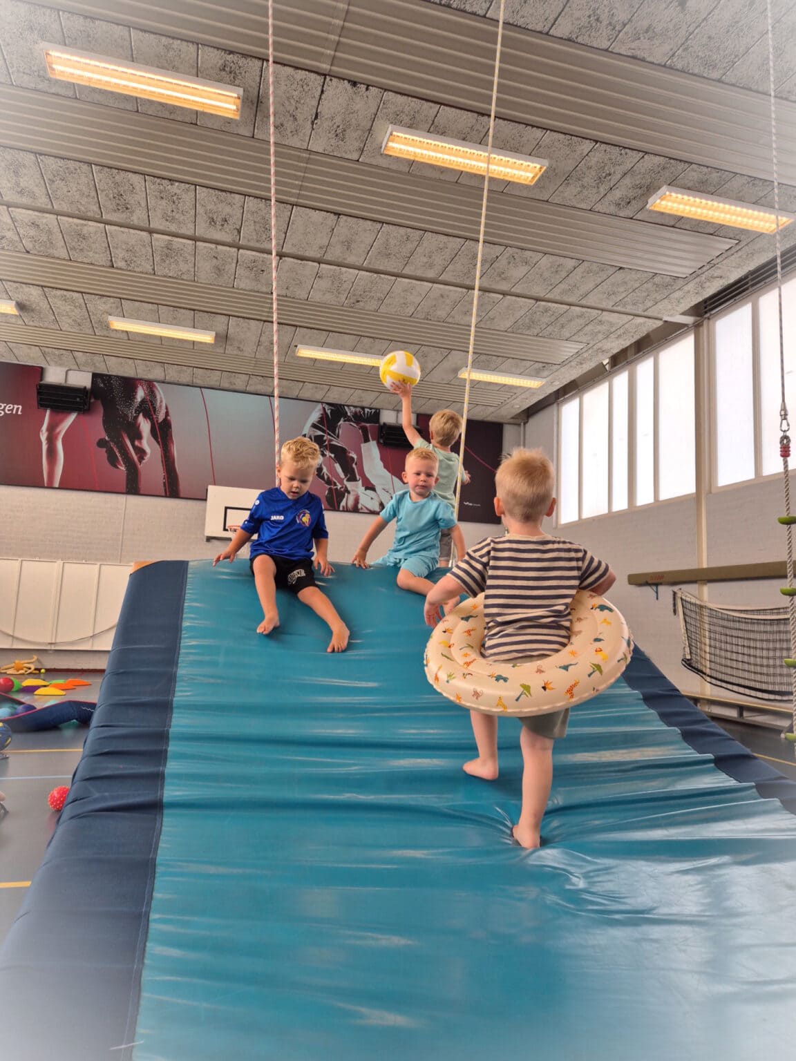 Kinderen die samen spelen en bewegen tijdens een kampje