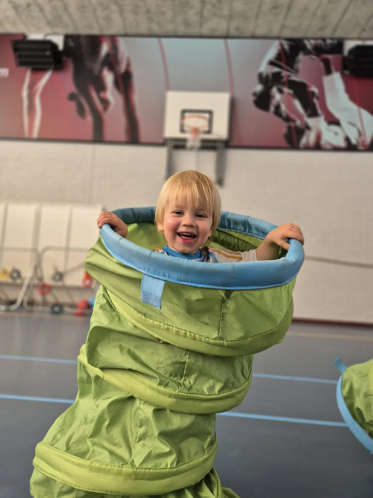 Jonge kinderen die samen spelen tijdens een kampje