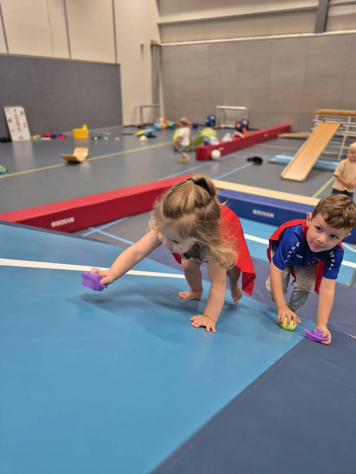 Kinderen die als superhelden klimmen tijdens een kampjesochtend