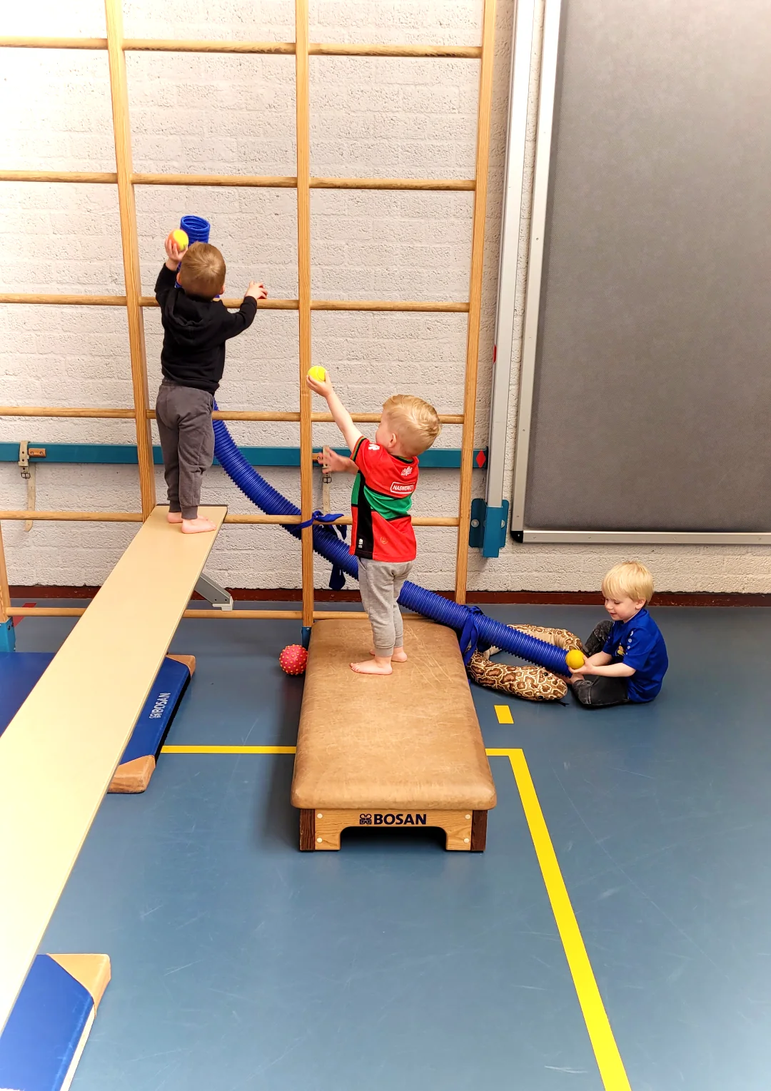Kinderen die samen spelen, bewegen en groeien tijdens een kampje