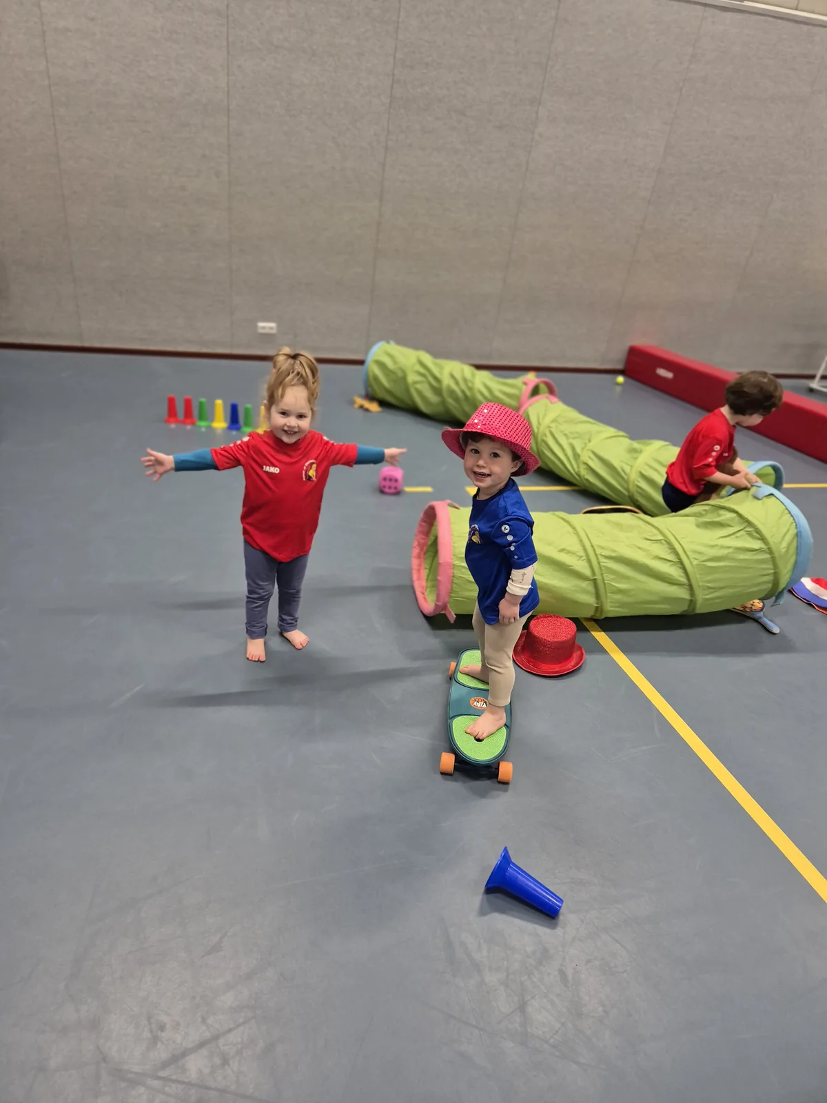 Peuters die samen spelen tijdens een Speel- en beweegkampje