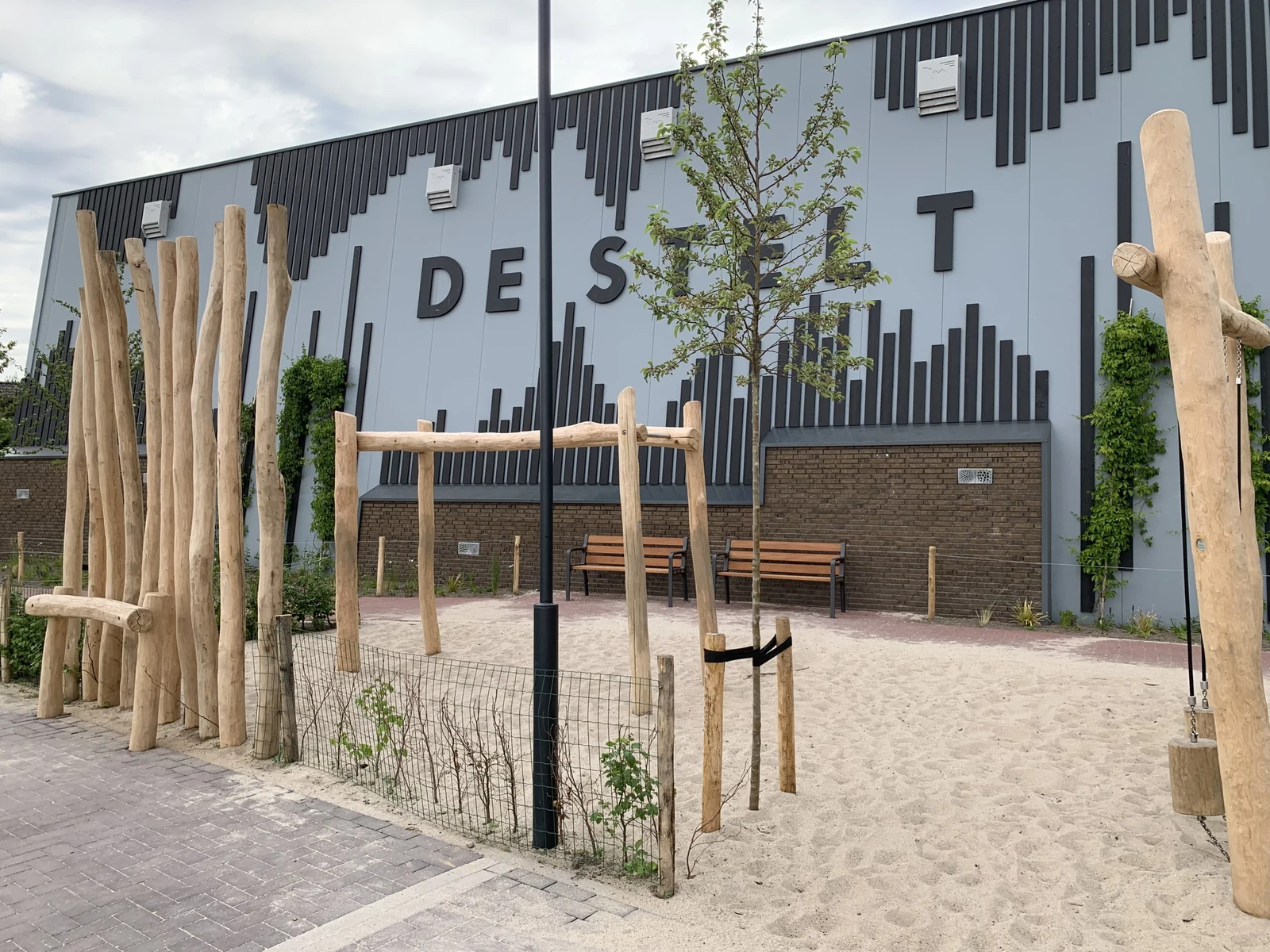 De buitenkant van Gymzaal De Stelt in Lent