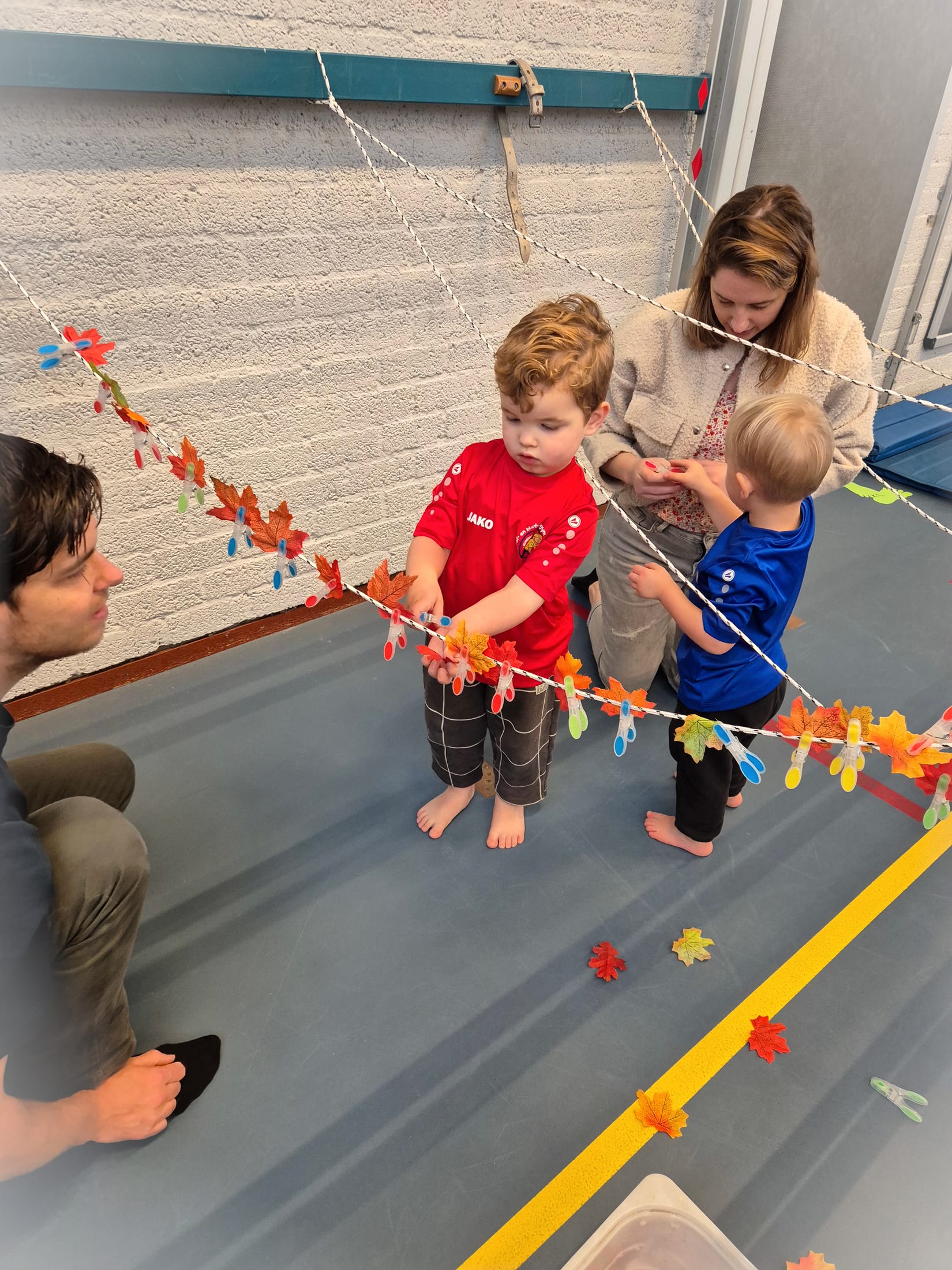 Kinderen en ouders die samen een creatieve thema-activiteit doen