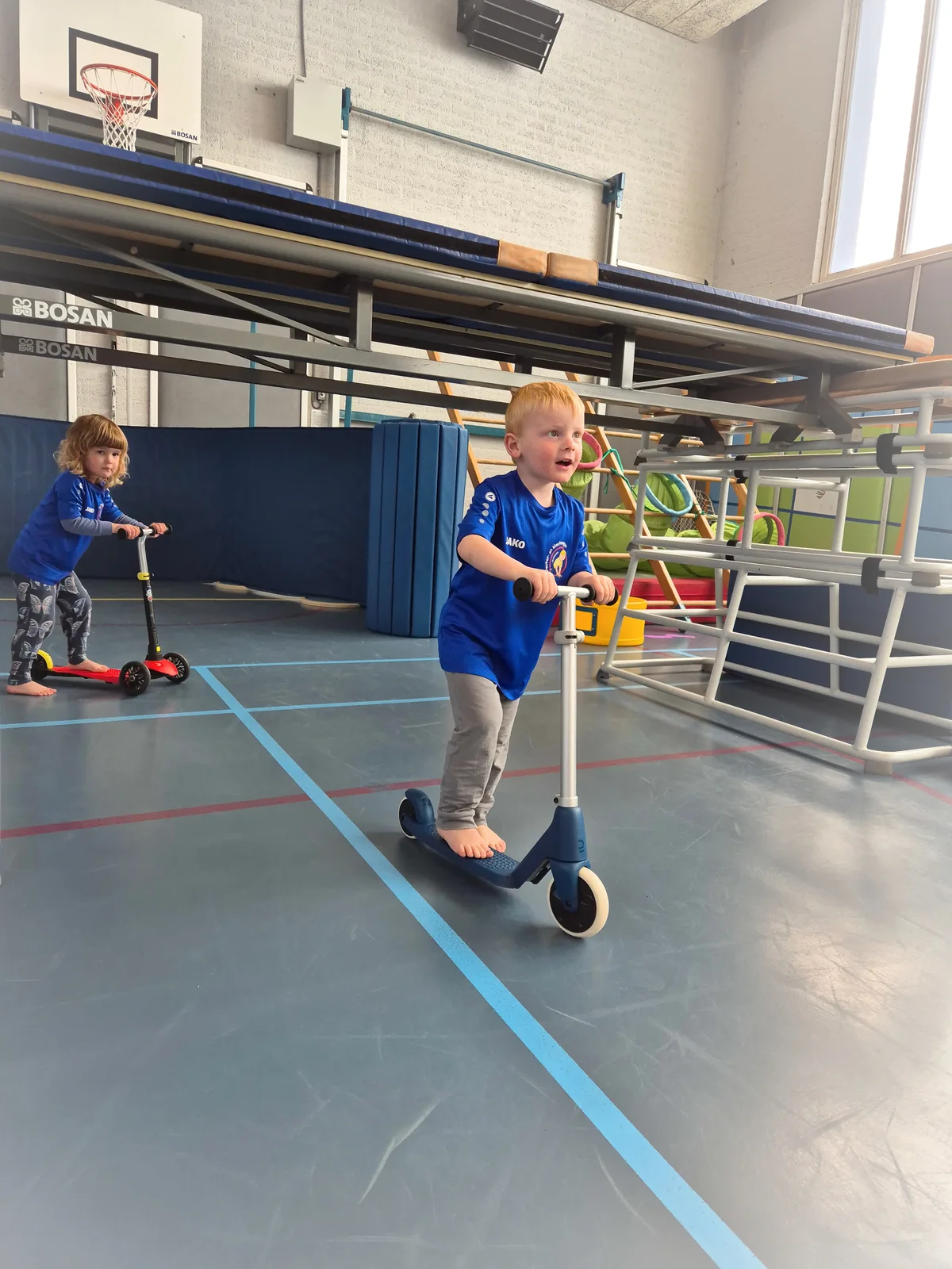 Peuters die samen spelen en bewegen tijdens een doordeweekse gymles