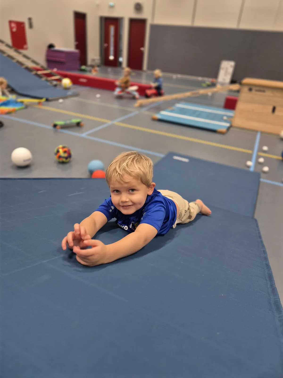 Jong kind dat met plezier beweegt tijdens de gymles